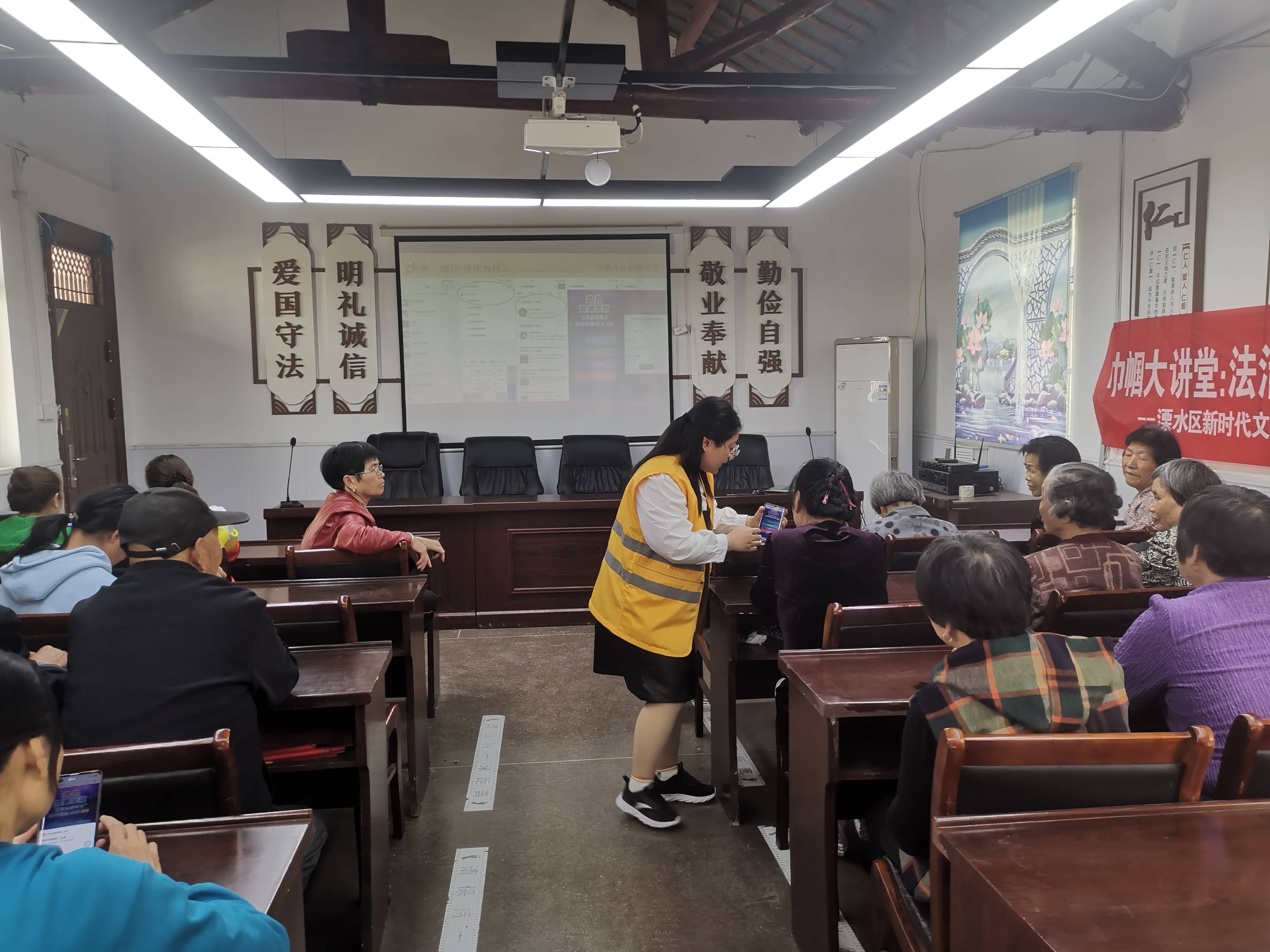 老年手机:【石湫街道社东社区】“智慧助老 银龄乐学”五美社东老年人智能手机培训-第3张图片-太平洋在线下载